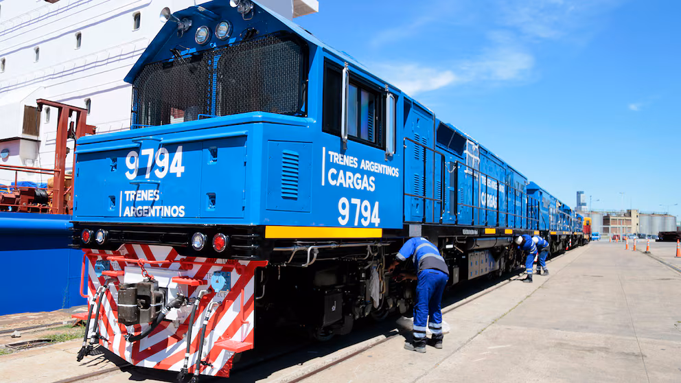 El Gobierno lanzó la licitación para privatizar las líneas Belgrano Cargas, San Martín y Urquiza Con aval de Luis Caputo, el Gobierno abrió la licitación para privatizar las líneas ferroviarias Belgrano Cargas, San Martín y Urquiza por 50 años.