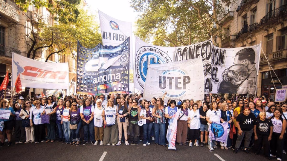 Sindicatos y organizaciones sociales marchan contra el endeudamiento familiar Sindicatos de la CGT y las dos CTA marchan este jueves junto con organizaciones sociales al Ministerio de Economía por el endeudamiento familiar.