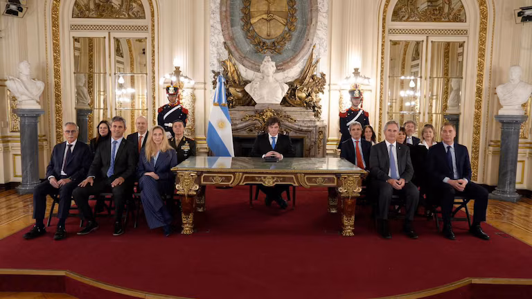 Por cadena nacional, Milei adelantó sanciones a empresas que exploten recursos en Malvinas Por cadena nacional, el presidente Javier Milei adelantó sanciones a empresas que pretendan explotar recursos en las Islas Malvinas, así como la creación de un Consejo de Seguridad.