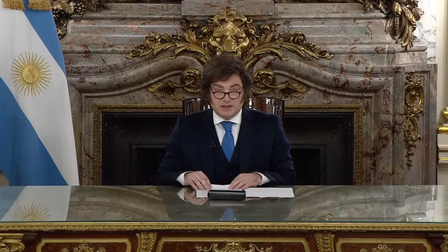 Milei hablará por cadena nacional sobre la soberanía de la Islas Malvinas El presidente Javier Milei hablará este jueves por la noche en cadena nacional sobre los avances diplomáticos en el reclamó por la soberanía de las Islas Malvinas.