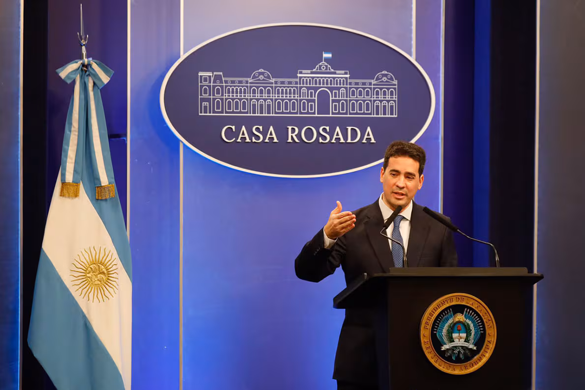 Ravier le bajó el tono a la interna entre Milei y Bullrich: “Somos un gobierno liberal, no manada” En su habitual conferencia de prensa, el vocero presidencial, Adrián Ravier, le bajó el tono a la interna del presidente Javier Milei con su jefa de la bancada de senadores, Patricia Bullrich.