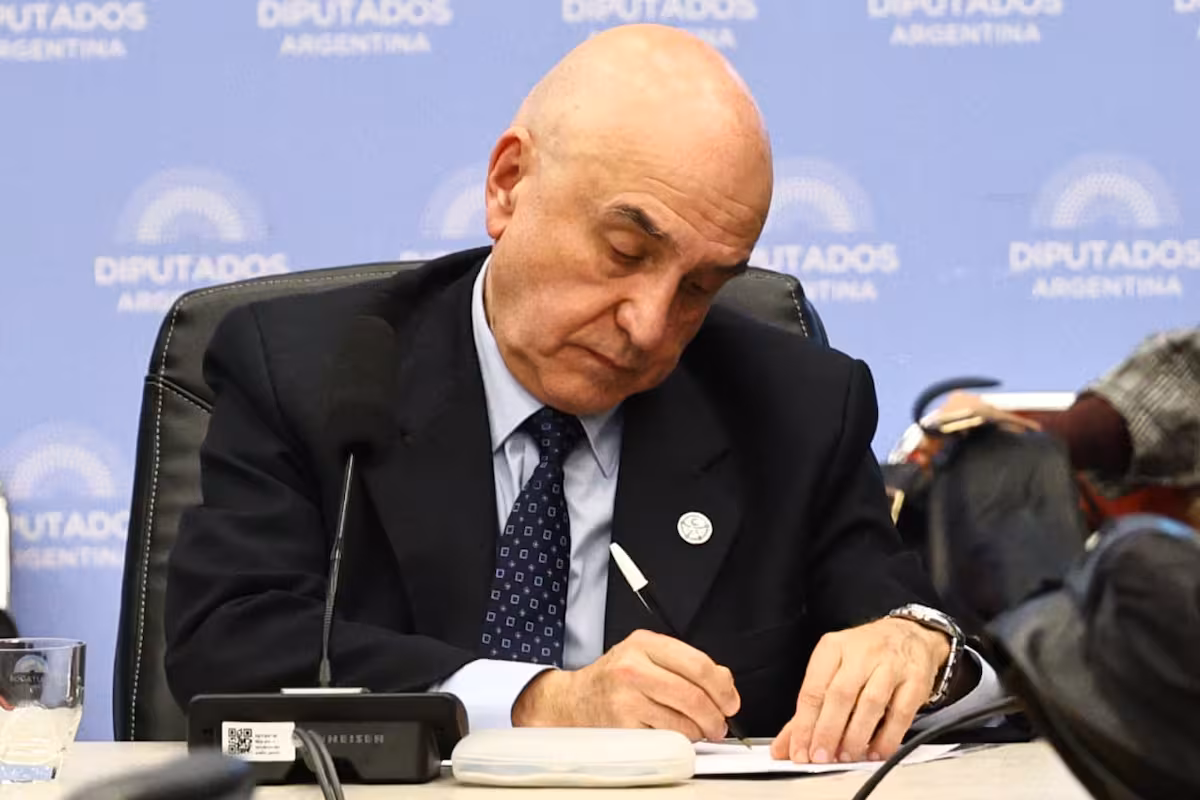 Renunció el titular de la ANDIS, en medio de la disputa por la Ley de Discapacidad En medio de las negociaciones por el Presupuesto 2027 y una nueva ley de discapacidad, renunció el titular de la ANDIS, Alejandro Vilches.