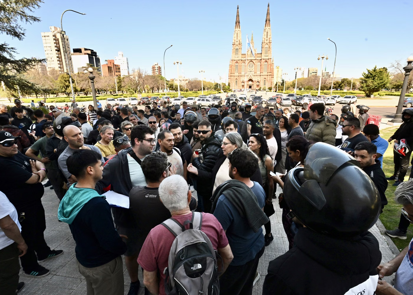 La Plata: taxistas y choferes de apps acordaron evitar enfrentamientos Taxistas y choferes de apps de La Plata mantuvieron una reunión mediada por la CGT y acordaron evitar nuevos enfrentamientos en las calles.
