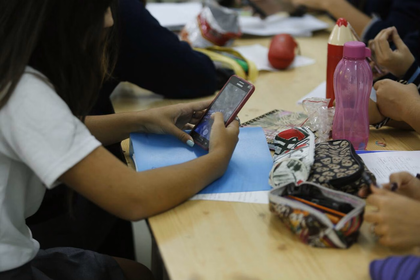 Senado: avanza en comisiones la ley para regular el uso de celulares en las escuelas secundarias La comisión de Legislación General del Senado bonaerense despachó la ley para regular el uso de celulares en las escuelas secundarias.